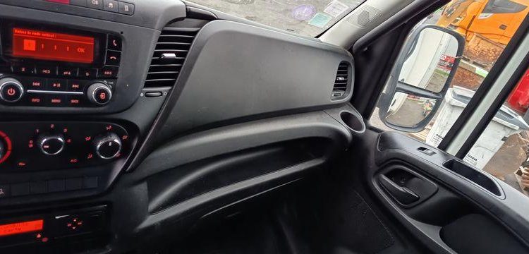 IVECO DAILY 136 72C14G AVEC HAYON DHOLLANDIA – GAZ – 219550 KMS – ANNEE 2018 BLANC EV-355-GM