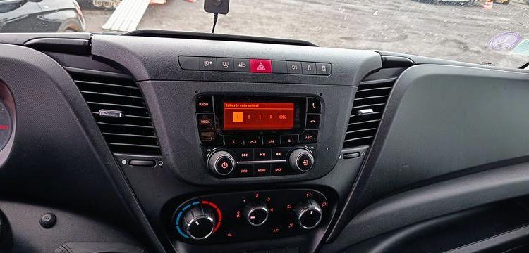 IVECO DAILY 136 72C14G AVEC HAYON DHOLLANDIA – GAZ – 219550 KMS – ANNEE 2018 BLANC EV-355-GM