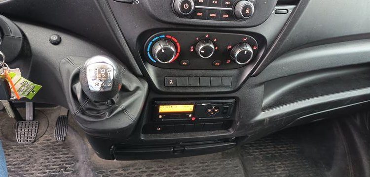 IVECO DAILY 136 72C14G AVEC HAYON DHOLLANDIA – GAZ – 219550 KMS – ANNEE 2018 BLANC EV-355-GM