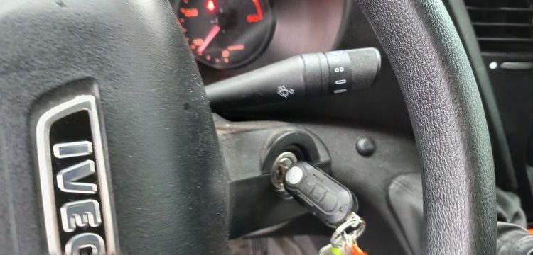 IVECO DAILY 136 72C14G AVEC HAYON DHOLLANDIA – GAZ – 219550 KMS – ANNEE 2018 BLANC EV-355-GM