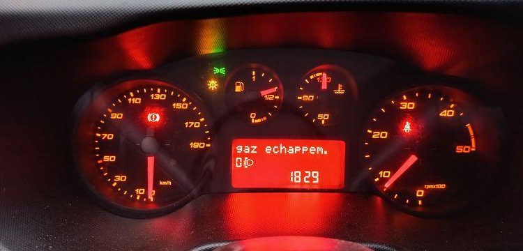 IVECO DAILY 136 72C14G AVEC HAYON DHOLLANDIA – GAZ – 219550 KMS – ANNEE 2018 BLANC EV-355-GM