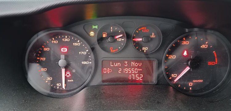 IVECO DAILY 136 72C14G AVEC HAYON DHOLLANDIA – GAZ – 219550 KMS – ANNEE 2018 BLANC EV-355-GM