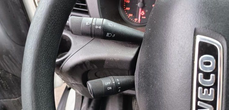 IVECO DAILY 136 72C14G AVEC HAYON DHOLLANDIA – GAZ – 219550 KMS – ANNEE 2018 BLANC EV-355-GM