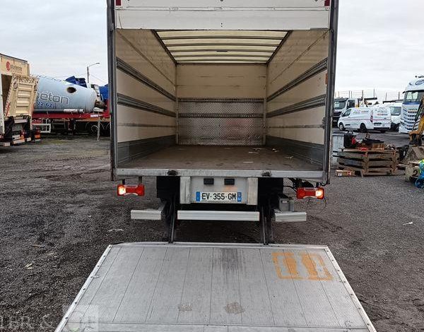 IVECO DAILY 136 72C14G AVEC HAYON DHOLLANDIA – GAZ – 219550 KMS – ANNEE 2018 BLANC EV-355-GM