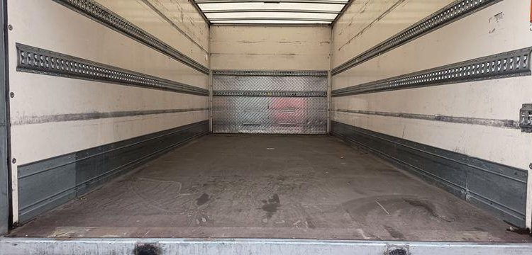 IVECO DAILY 136 72C14G AVEC HAYON DHOLLANDIA – GAZ – 219550 KMS – ANNEE 2018 BLANC EV-355-GM