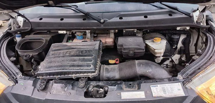 IVECO DAILY 136 72C14G AVEC HAYON DHOLLANDIA – GAZ – 219550 KMS – ANNEE 2018 BLANC EV-355-GM