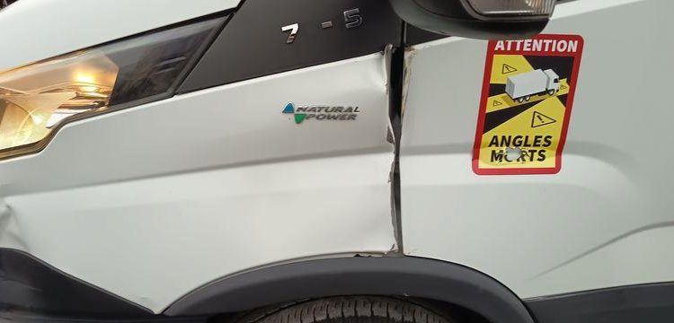 IVECO DAILY 136 72C14G AVEC HAYON DHOLLANDIA – GAZ – 219550 KMS – ANNEE 2018 BLANC EV-355-GM