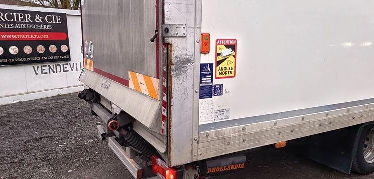 IVECO DAILY 136 72C14G AVEC HAYON DHOLLANDIA – GAZ – 219550 KMS – ANNEE 2018 BLANC EV-355-GM