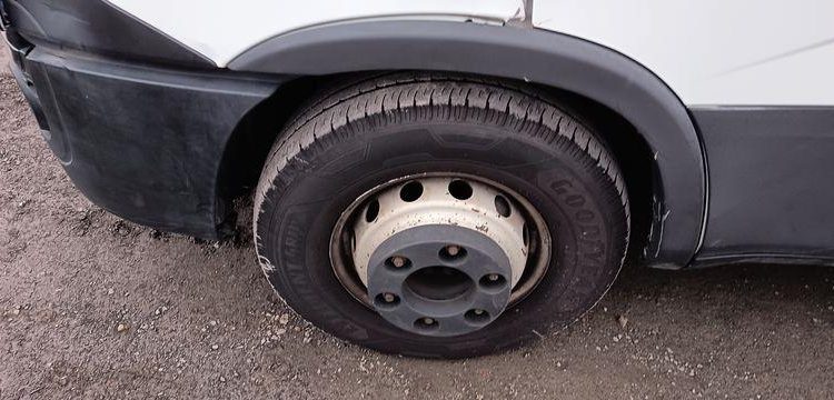 IVECO DAILY 136 72C14G AVEC HAYON DHOLLANDIA – GAZ – 219550 KMS – ANNEE 2018 BLANC EV-355-GM