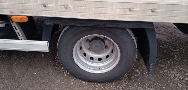 IVECO DAILY 136 72C14G AVEC HAYON DHOLLANDIA – GAZ – 219550 KMS – ANNEE 2018 BLANC EV-355-GM