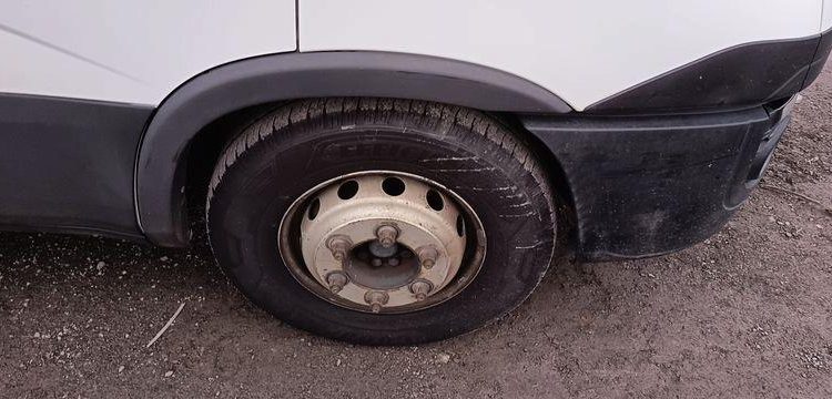 IVECO DAILY 136 72C14G AVEC HAYON DHOLLANDIA – GAZ – 219550 KMS – ANNEE 2018 BLANC EV-355-GM