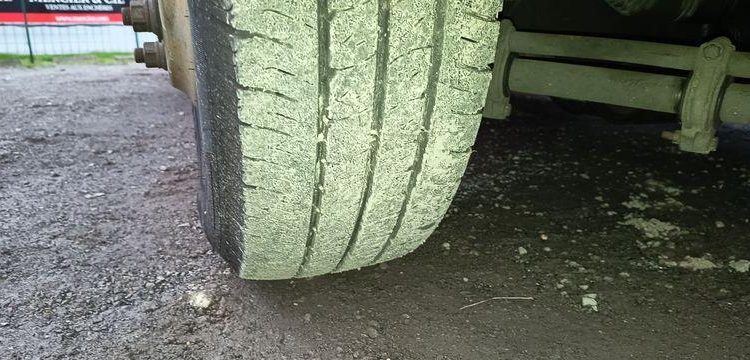 IVECO DAILY 136 72C14G AVEC HAYON DHOLLANDIA – GAZ – 219550 KMS – ANNEE 2018 BLANC EV-355-GM