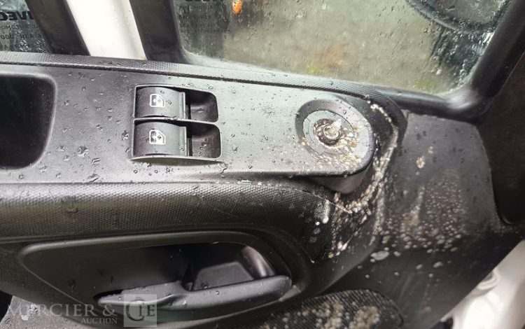 IVECO DAILY 136 72C14G AVEC HAYON DHOLLANDIA – GAZ – 219550 KMS – ANNEE 2018 BLANC EV-355-GM