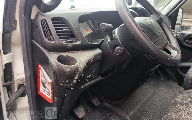 IVECO DAILY 136 72C14G AVEC HAYON DHOLLANDIA – GAZ – 219550 KMS – ANNEE 2018 BLANC EV-355-GM