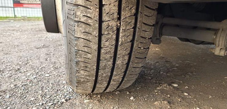 IVECO DAILY 136 72C14G AVEC HAYON DHOLLANDIA – GAZ BLANC EV-438-GL