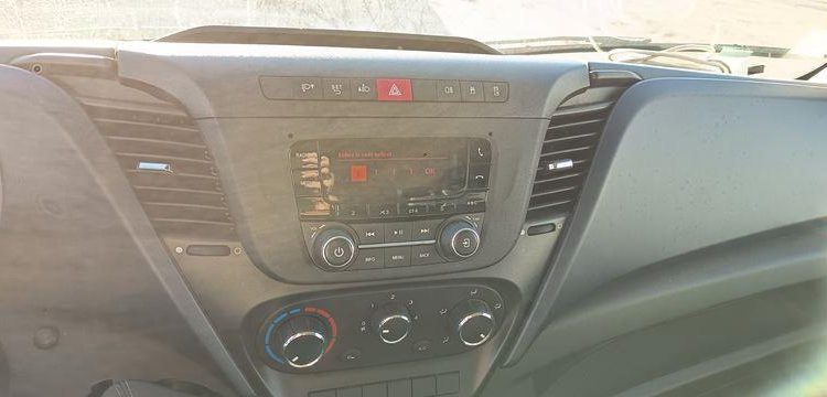 IVECO DAILY 136 72C14G AVEC HAYON DHOLLANDIA – GAZ – 181735 KMS – ANNEE 2018 BLANC EX-243-KV