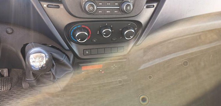 IVECO DAILY 136 72C14G AVEC HAYON DHOLLANDIA – GAZ – 181735 KMS – ANNEE 2018 BLANC EX-243-KV