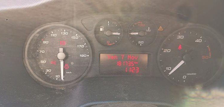 IVECO DAILY 136 72C14G AVEC HAYON DHOLLANDIA – GAZ – 181735 KMS – ANNEE 2018 BLANC EX-243-KV