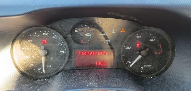 IVECO DAILY 136 72C14G AVEC HAYON DHOLLANDIA – GAZ – 181735 KMS – ANNEE 2018 BLANC EX-243-KV