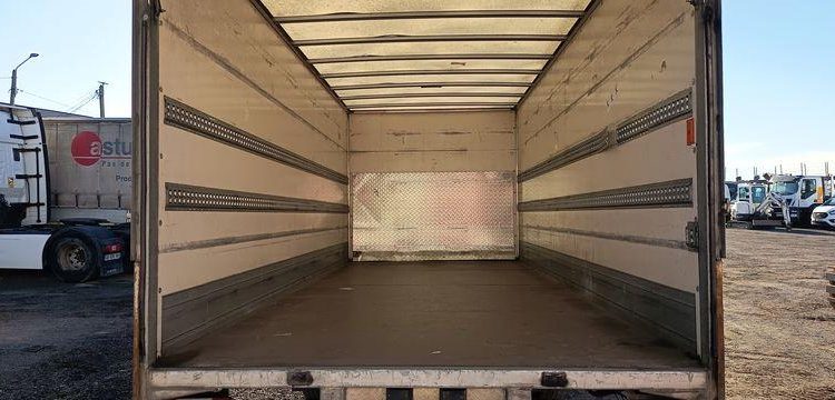 IVECO DAILY 136 72C14G AVEC HAYON DHOLLANDIA – GAZ – 181735 KMS – ANNEE 2018 BLANC EX-243-KV