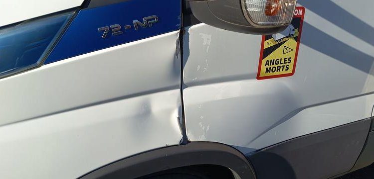 IVECO DAILY 136 72C14G AVEC HAYON DHOLLANDIA – GAZ – 181735 KMS – ANNEE 2018 BLANC EX-243-KV