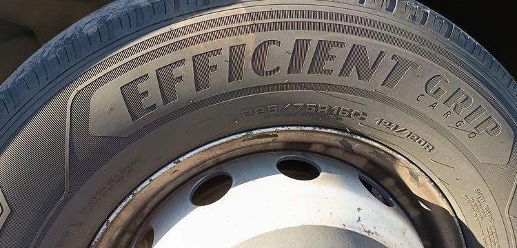 IVECO DAILY 136 72C14G AVEC HAYON DHOLLANDIA – GAZ – 181735 KMS – ANNEE 2018 BLANC EX-243-KV