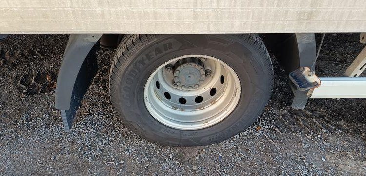 IVECO DAILY 136 72C14G AVEC HAYON DHOLLANDIA – GAZ – 181735 KMS – ANNEE 2018 BLANC EX-243-KV