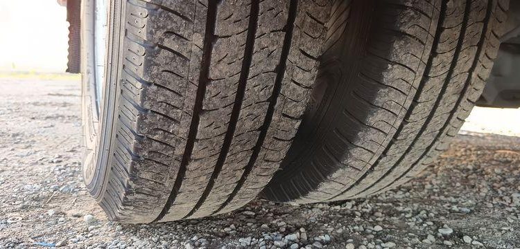 IVECO DAILY 136 72C14G AVEC HAYON DHOLLANDIA – GAZ – 181735 KMS – ANNEE 2018 BLANC EX-243-KV