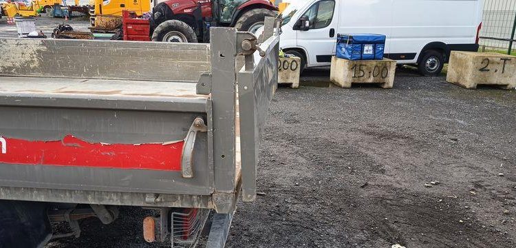 IVECO CAMION BENNE SIMPLE – CABINE COFFRE  EX-296-QD