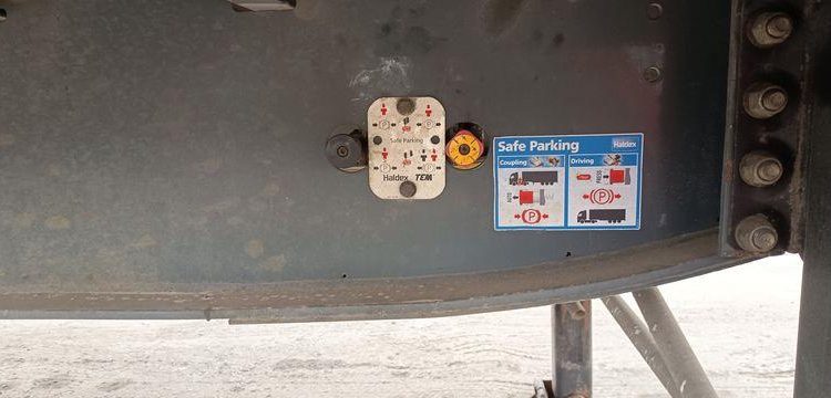 FRUEHAUF SEMI REMORQUE 3 ESSIEUX AVEC HAYON DHOLLANDIA – PTAC : 38 TONNES – ANNEE 2018  EX-396-CP