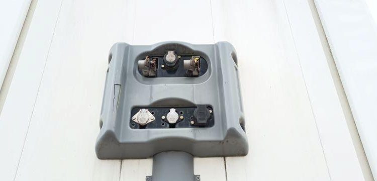 FRUEHAUF SEMI REMORQUE 3 ESSIEUX AVEC HAYON DHOLLANDIA – PTAC : 38 TONNES – ANNEE 2018  EX-396-CP