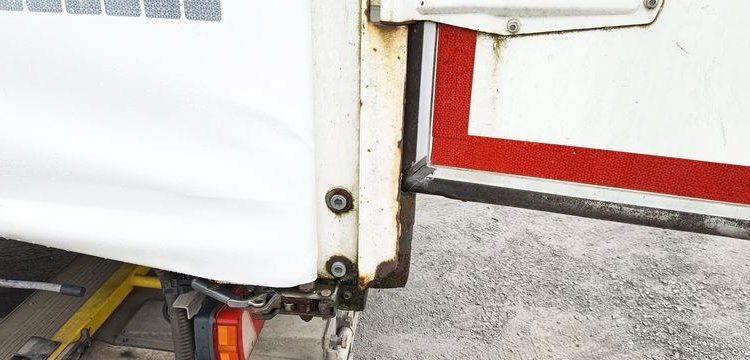 FRUEHAUF SEMI REMORQUE 3 ESSIEUX AVEC HAYON DHOLLANDIA – PTAC : 38 TONNES – ANNEE 2018  EX-396-CP