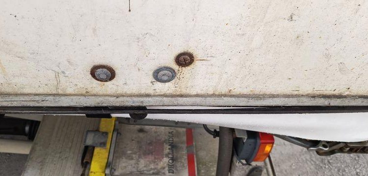 FRUEHAUF SEMI REMORQUE 3 ESSIEUX AVEC HAYON DHOLLANDIA – PTAC : 38 TONNES – ANNEE 2018  EX-396-CP