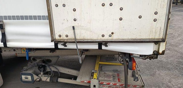 FRUEHAUF SEMI REMORQUE 3 ESSIEUX AVEC HAYON DHOLLANDIA – PTAC : 38 TONNES – ANNEE 2018  EX-396-CP