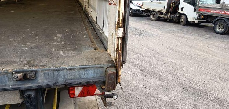 FRUEHAUF SEMI REMORQUE 3 ESSIEUX AVEC HAYON DHOLLANDIA – PTAC : 38 TONNES – ANNEE 2018  EX-396-CP