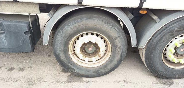 FRUEHAUF SEMI REMORQUE 3 ESSIEUX AVEC HAYON DHOLLANDIA – PTAC : 38 TONNES – ANNEE 2018  EX-396-CP