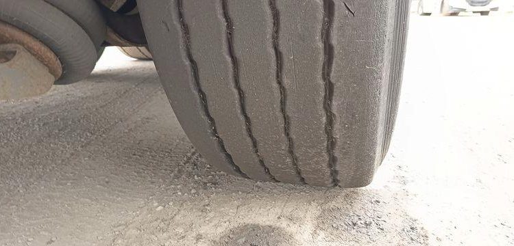 FRUEHAUF SEMI REMORQUE 3 ESSIEUX AVEC HAYON DHOLLANDIA – PTAC : 38 TONNES – ANNEE 2018  EX-396-CP