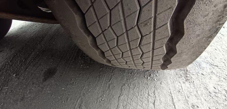 FRUEHAUF SEMI REMORQUE 3 ESSIEUX AVEC HAYON DHOLLANDIA – PTAC : 38 TONNES – ANNEE 2018  EX-396-CP