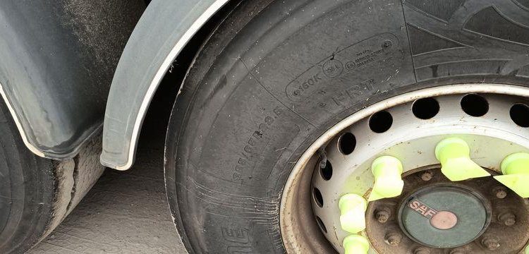 FRUEHAUF SEMI REMORQUE 3 ESSIEUX AVEC HAYON DHOLLANDIA – PTAC : 38 TONNES – ANNEE 2018  EX-396-CP