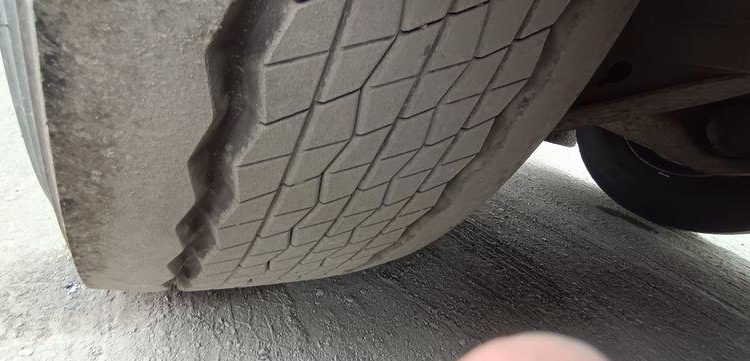 FRUEHAUF SEMI REMORQUE 3 ESSIEUX AVEC HAYON DHOLLANDIA – PTAC : 38 TONNES – ANNEE 2018  EX-396-CP