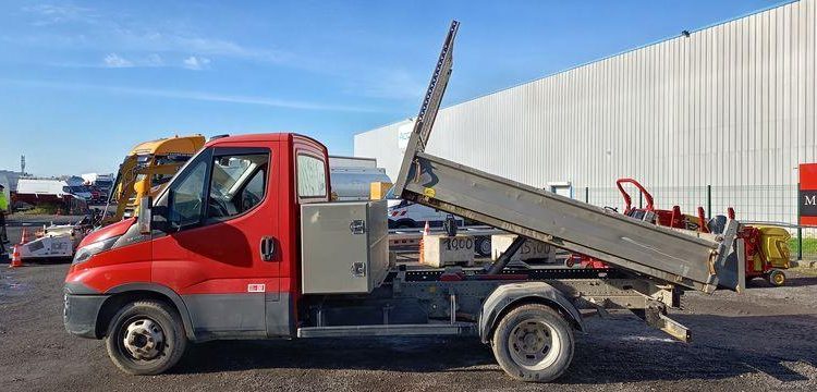 IVECO DAILY 35C12 BENNE AVEC COFFRE ACIER DIESEL – 143441 KMS – ANNEE 2018 ROUGE EZ-536-DT