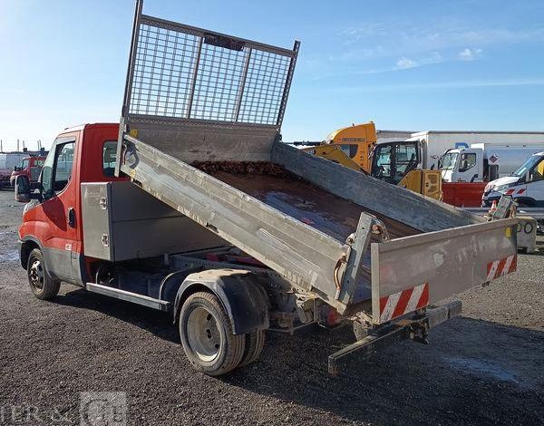 IVECO DAILY 35C12 BENNE AVEC COFFRE ACIER DIESEL – 143441 KMS – ANNEE 2018 ROUGE EZ-536-DT