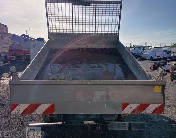 IVECO DAILY 35C12 BENNE AVEC COFFRE ACIER DIESEL – 143441 KMS – ANNEE 2018 ROUGE EZ-536-DT