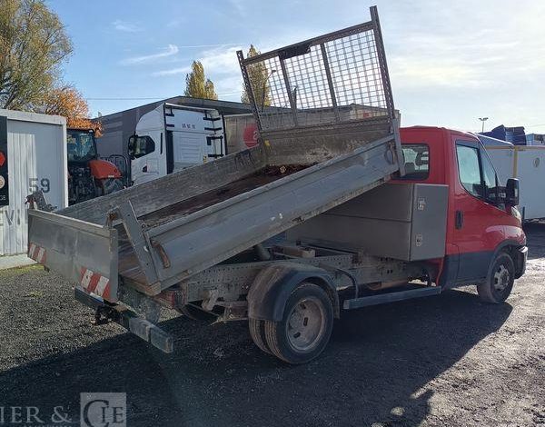 IVECO DAILY 35C12 BENNE AVEC COFFRE ACIER DIESEL – 143441 KMS – ANNEE 2018 ROUGE EZ-536-DT