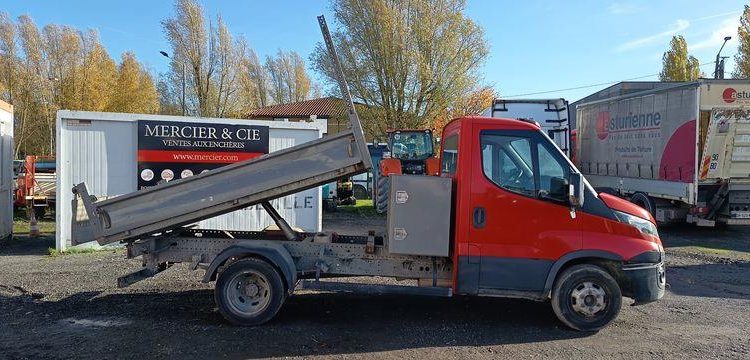 IVECO DAILY 35C12 BENNE AVEC COFFRE ACIER DIESEL – 143441 KMS – ANNEE 2018 ROUGE EZ-536-DT