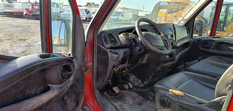 IVECO DAILY 35C12 BENNE AVEC COFFRE ACIER DIESEL – 143441 KMS – ANNEE 2018 ROUGE EZ-536-DT