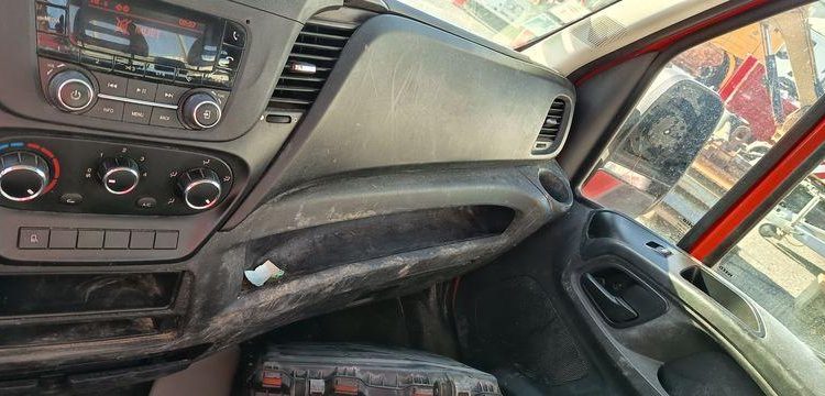 IVECO DAILY 35C12 BENNE AVEC COFFRE ACIER DIESEL – 143441 KMS – ANNEE 2018 ROUGE EZ-536-DT