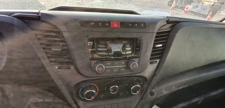 IVECO DAILY 35C12 BENNE AVEC COFFRE ACIER DIESEL – 143441 KMS – ANNEE 2018 ROUGE EZ-536-DT