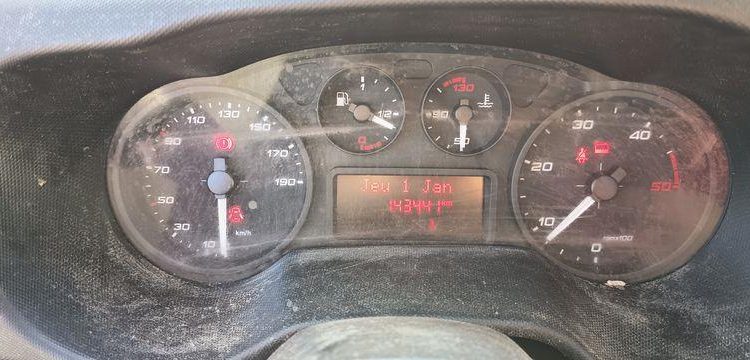 IVECO DAILY 35C12 BENNE AVEC COFFRE ACIER DIESEL – 143441 KMS – ANNEE 2018 ROUGE EZ-536-DT