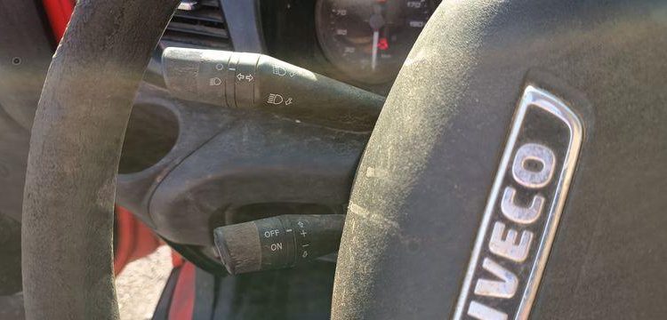 IVECO DAILY 35C12 BENNE AVEC COFFRE ACIER DIESEL – 143441 KMS – ANNEE 2018 ROUGE EZ-536-DT